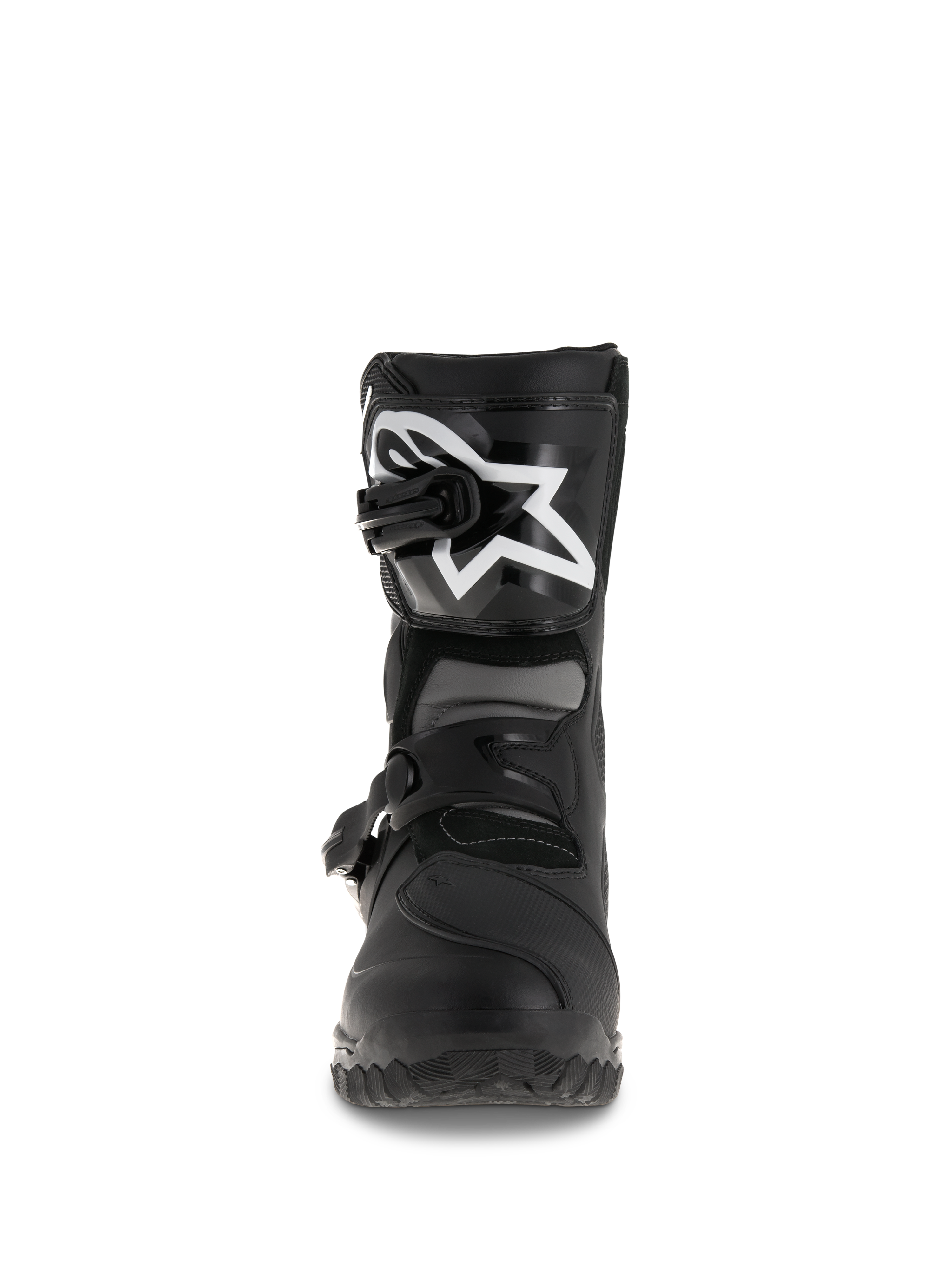 Botas Alpinestars Belize Drystar®, botas de moto adventure touring, color negro, vista frontal con placa de espinilla de TPU con logotipo blanco grande, sistema de cierre de doble hebilla y suela exterior vulcanizada robusta
