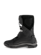 Botas Alpinestars Belize Drystar®, botas de moto negras, vista de perfil lateral que muestra la construcción de cuero con paneles de protección TPU, textura de ante y una suela de caucho vulcanizado resistente para touring de aventura