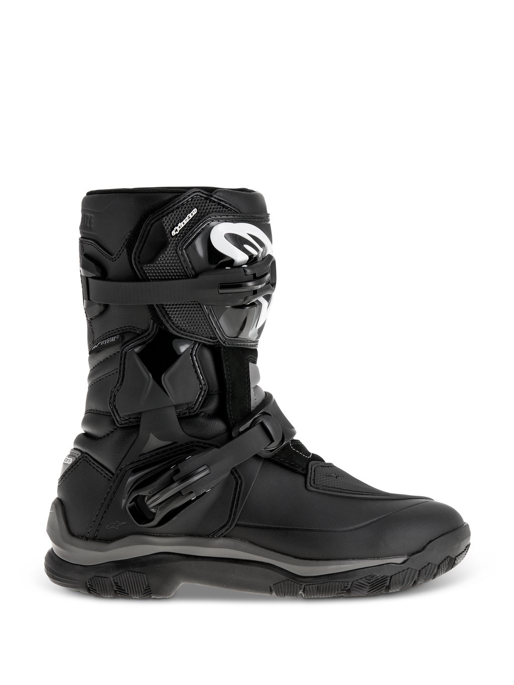 Botas Alpinestars Belize Drystar, botas de aventura y touring negras, diseño de caña media con hebillas dobles ajustables, suela robusta texturizada para agarre, paneles de protección reforzados, logotipo blanco en la espinilla, calzado de moto impermeable