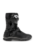 Botas Alpinestars Belize Drystar, botas de aventura y touring negras, diseño de caña media con hebillas dobles ajustables, suela robusta texturizada para agarre, paneles de protección reforzados, logotipo blanco en la espinilla, calzado de moto impermeable