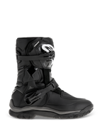 Botas Alpinestars Belize Drystar, botas de aventura y touring negras, diseño de caña media con hebillas dobles ajustables, suela robusta texturizada para agarre, paneles de protección reforzados, logotipo blanco en la espinilla, calzado de moto impermeable