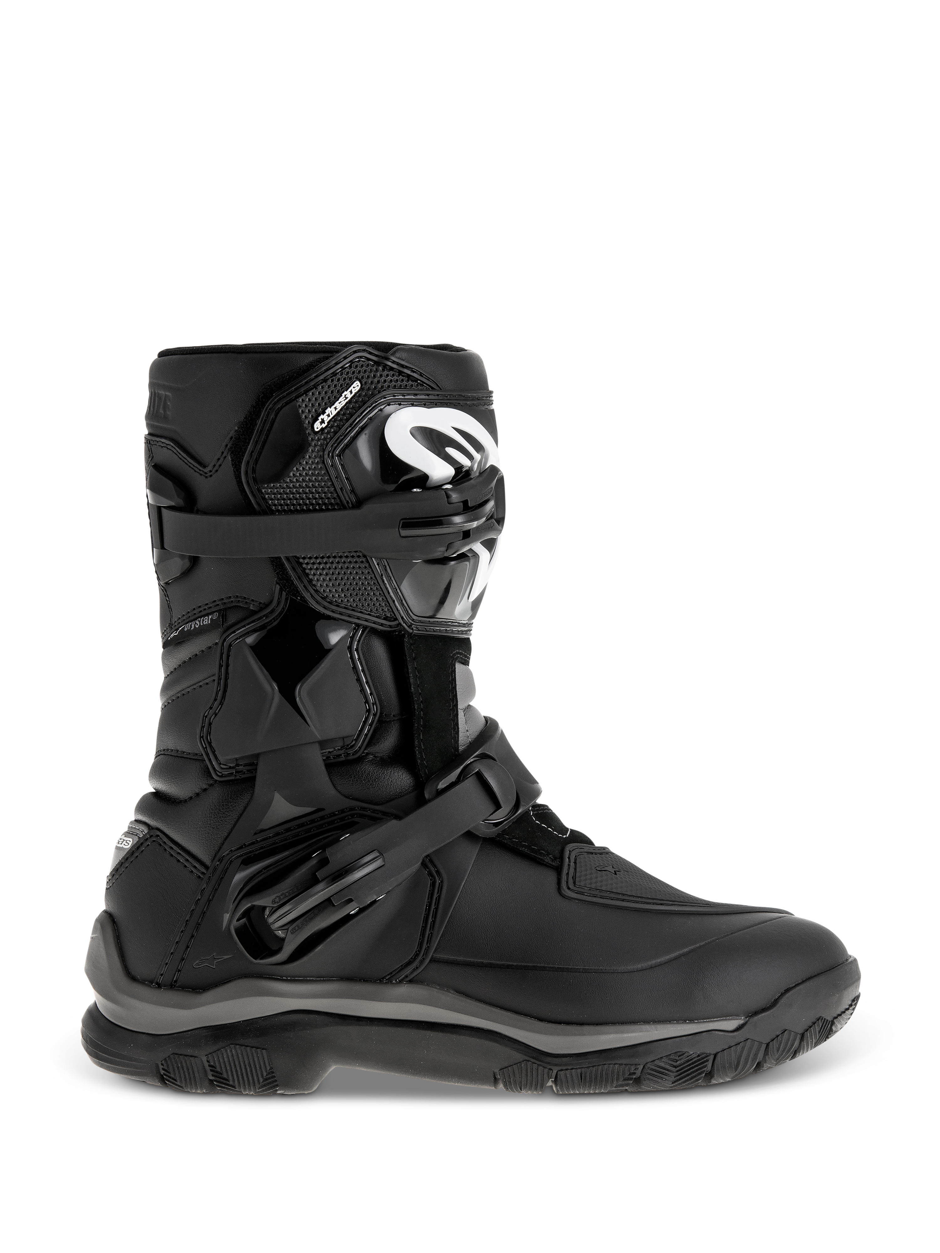 Botas Alpinestars Belize Drystar, botas de aventura y touring negras, diseño de caña media con hebillas dobles ajustables, suela robusta texturizada para agarre, paneles de protección reforzados, logotipo blanco en la espinilla, calzado de moto impermeable