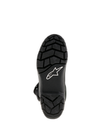 Botas Alpinestars Belize Drystar®, botas de moto Adventure Touring, vista inferior que muestra la suela de caucho vulcanizado negro con dibujo de tacos para un agarre superior y el logotipo de la estrella de Alpinestars en blanco