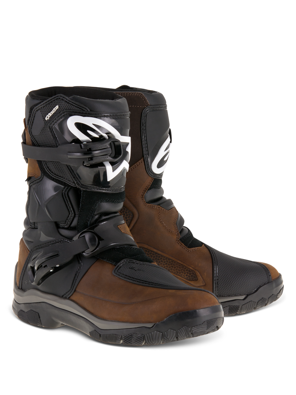 Botas Alpinestars Belize Drystar®, botas de moto para turismo de aventura, color marrón aceitado y negro, con diseño de caña baja con dos hebillas laterales, espinillera de TPU negra con logotipo de Alpinestars en blanco y suelas de caucho vulcanizado resistentes