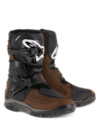 Botas Alpinestars Belize Drystar®, botas de moto para turismo de aventura, color marrón aceitado y negro, con diseño de caña baja con dos hebillas laterales, espinillera de TPU negra con logotipo de Alpinestars en blanco y suelas de caucho vulcanizado resistentes