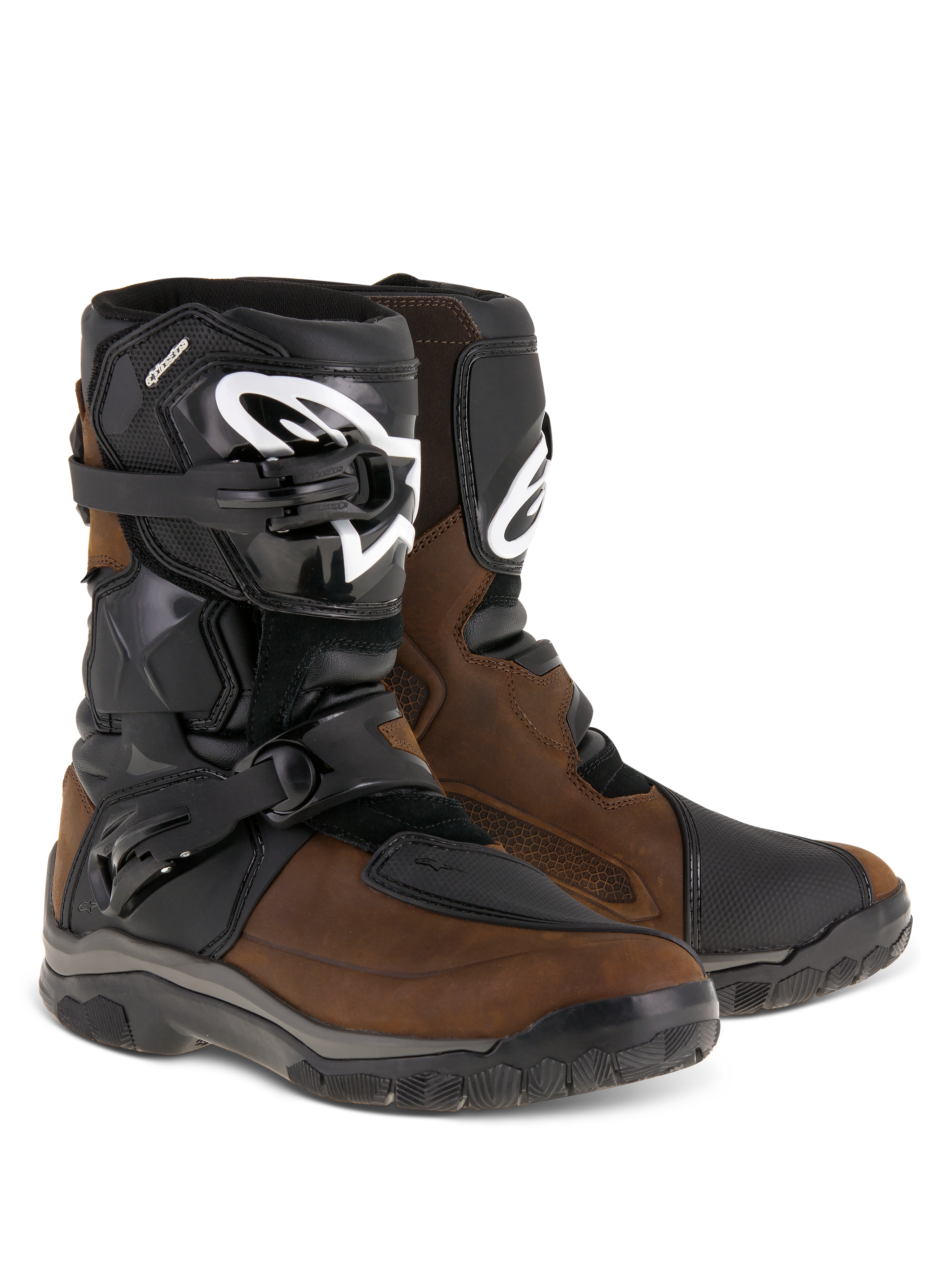 Botas Alpinestars Belize Drystar®, botas de moto para turismo de aventura, color marrón aceitado y negro, con diseño de caña baja con dos hebillas laterales, espinillera de TPU negra con logotipo de Alpinestars en blanco y suelas de caucho vulcanizado resistentes