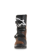 Botas Alpinestars Belize Drystar®, botas de turismo de aventura, marrón aceitado y negro, vista frontal que muestra la placa tibial de TPU con el logo de la estrella blanca, sistema de cierre de doble hebilla y suela con textura robusta