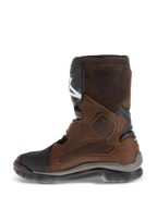 Botas Alpinestars Belize Drystar®, botas de moto de turismo de aventura de caña corta, cuero marrón aceitado con detalles en negro y gris, mostrando el lado medial con un gran panel de agarre texturizado mediante termoprensado, placa tibial de TPU y suela de caucho vulcanizado resistente