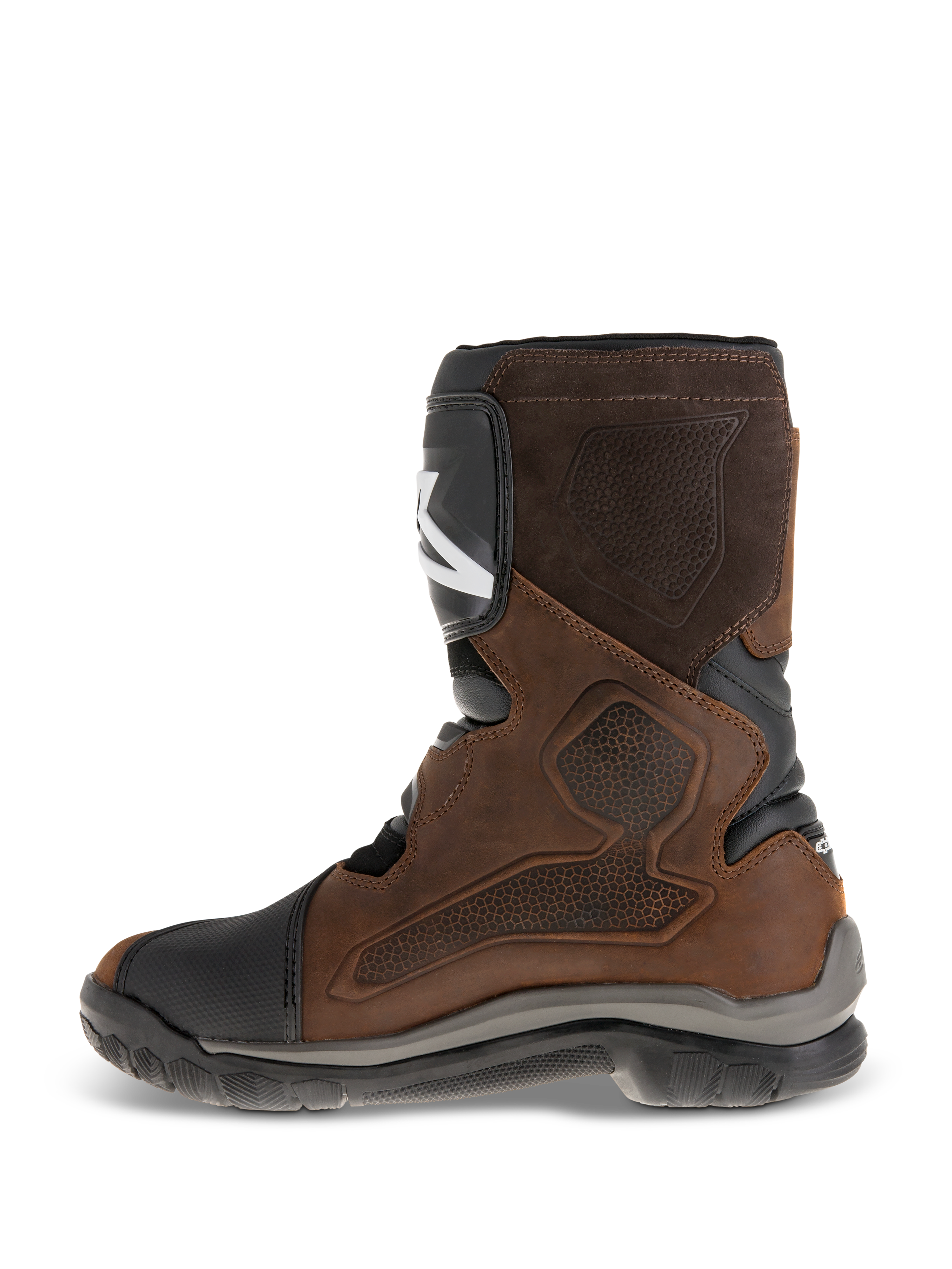 Botas Alpinestars Belize Drystar®, botas de moto de turismo de aventura de caña corta, cuero marrón aceitado con detalles en negro y gris, mostrando el lado medial con un gran panel de agarre texturizado mediante termoprensado, placa tibial de TPU y suela de caucho vulcanizado resistente