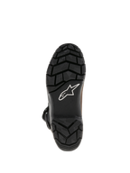 Botas Alpinestars Belize Drystar®, suela de caucho vulcanizado negro con patrón de dibujo de textura robusta, con el logotipo de la estrella de Alpinestars en blanco, diseño de agarre duradero para turismo de aventura