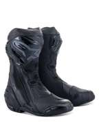 Botas Alpinestars Supertech R, botas de carreras para moto, color negro sobre negro, con placas de espinilla protectoras de TPU, deslizadores reemplazables y un diseño aerodinámico de alto rendimiento para carretera y circuito.