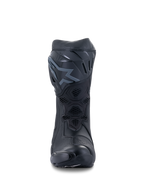 Botas Alpinestars Supertech R, botas de carreras para moto, negro y negro, vista frontal que muestra la placa de espinilla de TPU con logotipo, paneles de ventilación de malla y construcción protectora aerodinámica