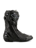 Botas Alpinestars Supertech R, botas de alto rendimiento para carreras de motos, completamente negras, vista de perfil lateral que muestra el protector de espinilla de TPU, deslizador de punta reemplazable y talón reforzado, diseño profesional listo para la pista