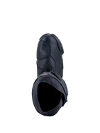 Botas Alpinestars Supertech R, botas de competición para motociclismo, color negro, vista desde arriba que muestra la apertura interna, el protector de cambio y la parte superior sintética texturizada, diseño de calzado profesional de carreras