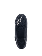 Botas Alpinestars Supertech R, botas de motociclismo de competición, negras, vista inferior de la suela de compuesto de goma con patrones de agarre texturizados, con el logotipo de la estrella de Alpinestars en blanco en el talón