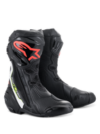 Botas Alpinestars Supertech R, botas de competición para motociclismo de alto rendimiento, negras con el logotipo de Alpinestars en rojo en la espinilla, detalles en blanco y amarillo fluorescente, con construcción de microfibra técnica y espinilleras protectoras de TPU.