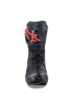 Botas Alpinestars Supertech R, botas de motociclismo de competición de alto rendimiento, negras con logotipo rojo, vista frontal con placa protectora de espinilla de TPU, ventilación de malla de panal y diseño aerodinámico de competición