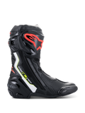 Botas Alpinestars Supertech R, botas de motociclismo de alto rendimiento en color negro con detalles en blanco, rojo flúor y amarillo flúor, con espinillera protectora de TPU con logo rojo, deslizador de punta reemplazable y perfil aerodinámico estilizado.