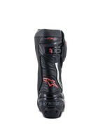 Botas Alpinestars Supertech R, botas de motociclismo de alto rendimiento para competición, vista trasera en color negro con detalles en rojo y amarillo flúor, con protección de talón en TPU, cierre de trinquete microajustable y logotipos distintivos de la marca.