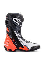 Botas Alpinestars Supertech R, calzado de motociclismo de carreras de alto rendimiento, negro, rojo flúor, blanco y gris, vista de perfil que muestra la placa de espinilla de TPU y el deslizador de punta, diseño aerodinámico con logotipos distintivos para uso en pista y carretera.