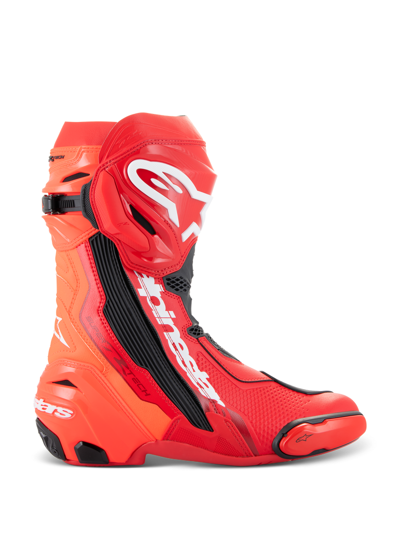 Botas Alpinestars Supertech R, botas de competición para moto, rojo brillante y rojo flúor, diseño de alto rendimiento para circuito con espinillera de TPU, deslizador de punta reemplazable y logotipo de Alpinestars en blanco, vista de perfil lateral