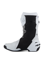 Botas Alpinestars Supertech R Vented, calzado de moto de competición/deportivo, blanco, gris medio y negro, vista de perfil del lado medial con microfibra perforada para el flujo de aire, paneles de agarre protectores negros y contrafuerte del talón de TPU blanco con el logotipo de la marca.