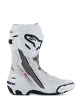 Alpinestars Supertech R Vented, botas de motociclismo para carreras, blancas con detalles en gris medio y negro, vista de perfil lateral con paneles de microfibra perforados para ventilación, logotipo grande de Alpinestars en la espinilla, diseño aerodinámico con deslizadores reemplazables y suela de goma negra