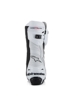 Botas Alpinestars Supertech R Vented, blanco, gris medio y negro, vista trasera con parte superior de microfibra perforada, cierre de trinquete microajustable en la parte superior y protección de talón integrada con el logotipo de Alpinestars.