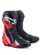 Botas Alpinestars Honda Supertech R, botas de carreras para moto, negro, rojo brillante y azul, con espinilleras de TPU, logotipos de Honda y diseño aerodinámico avanzado para un alto rendimiento en pista y carretera.