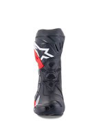 Botas Alpinestars Honda Supertech R, botas de carreras para moto, negras con detalles en rojo y blanco, vista frontal que muestra la ventilación de malla de nido de abeja, gran logotipo blanco en la espinilla y construcción de microfibra de alto rendimiento.