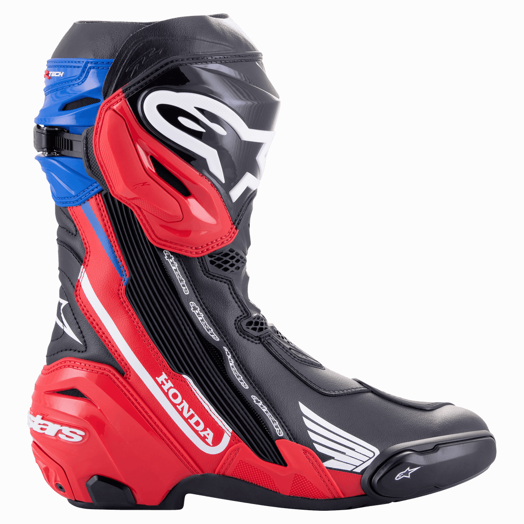 Botas Alpinestars Honda Supertech R, botas profesionales de carreras de motos, negro, rojo brillante y azul, perfil lateral con logotipos destacados de Honda y Alpinestars en blanco, espinillera protectora de TPU y deslizadores de puntera y talón reemplazables.