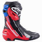 Botas Alpinestars Honda Supertech R, botas profesionales de carreras de motos, negro, rojo brillante y azul, perfil lateral con logotipos destacados de Honda y Alpinestars en blanco, espinillera protectora de TPU y deslizadores de puntera y talón reemplazables.