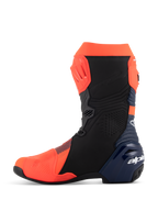 Botas Alpinestars Supertech R Vented MM93 Replica, botas de competición para moto, rojo flúor, azul oscuro y negro, vista de perfil lateral medial, con parte superior de microfibra perforada, placas de protección de TPU y diseño de alto rendimiento