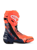 Botas Alpinestars Supertech R Vented MM93 Replica, botas de competición para motociclismo, rojo flúor y azul oscuro con detalles en negro, parte superior de microfibra perforada para ventilación, logotipo de Alpinestars blanco en la espinilla y número 93 en la puntera.