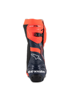 Botas Alpinestars Supertech R Vented MM93 Replica, botas de carreras de moto, rojo flúor, azul oscuro y negro, vista trasera con el logotipo blanco de Alpinestars en el talón y cierre de trinquete ajustable rojo flúor, diseño de microfibra perforada para un gran flujo de aire