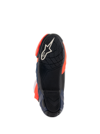 Botas Alpinestars Supertech R Vented MM93 Replica, vista de la suela que muestra la suela exterior de goma negra con logotipo de estrella blanca, patrón de agarre texturizado para estriberas, y detalles en rojo flúor y azul oscuro, diseño de calzado de competición de alto rendimiento