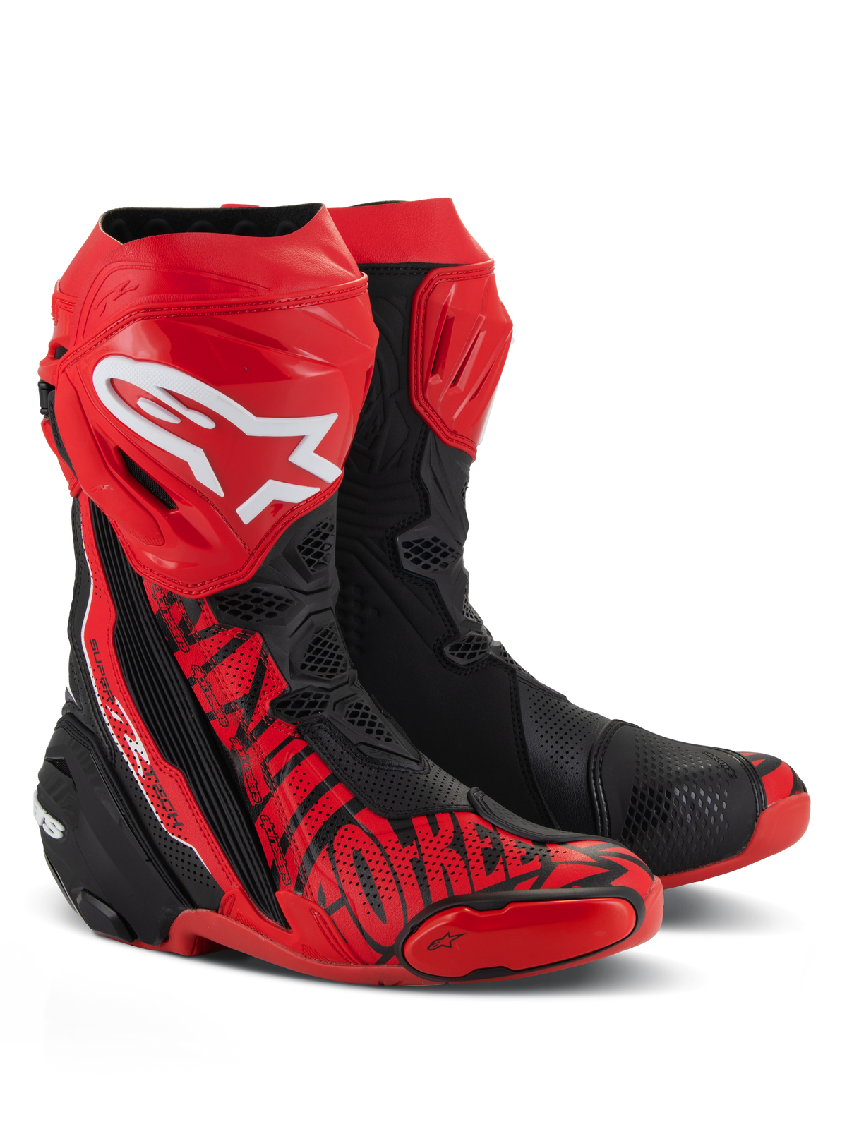 Botas Alpinestars Supertech R LE Pecco Bagnaia Vented, botas de carreras para moto, en rojo y negro, con un gran logo blanco de Alpinestars en la espinilla, perforaciones para ventilación y gráficos rojos en la puntera y laterales.