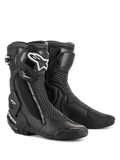 Botas Alpinestars SMX Plus V2, botas de carreras para moto, negras con logo blanco en la espinilla, diseño de caña alta, deslizadores de puntera reforzados y protección de talón, cierre de cremallera lateral, paneles con textura de acordeón para flexibilidad y construcción aerodinámica