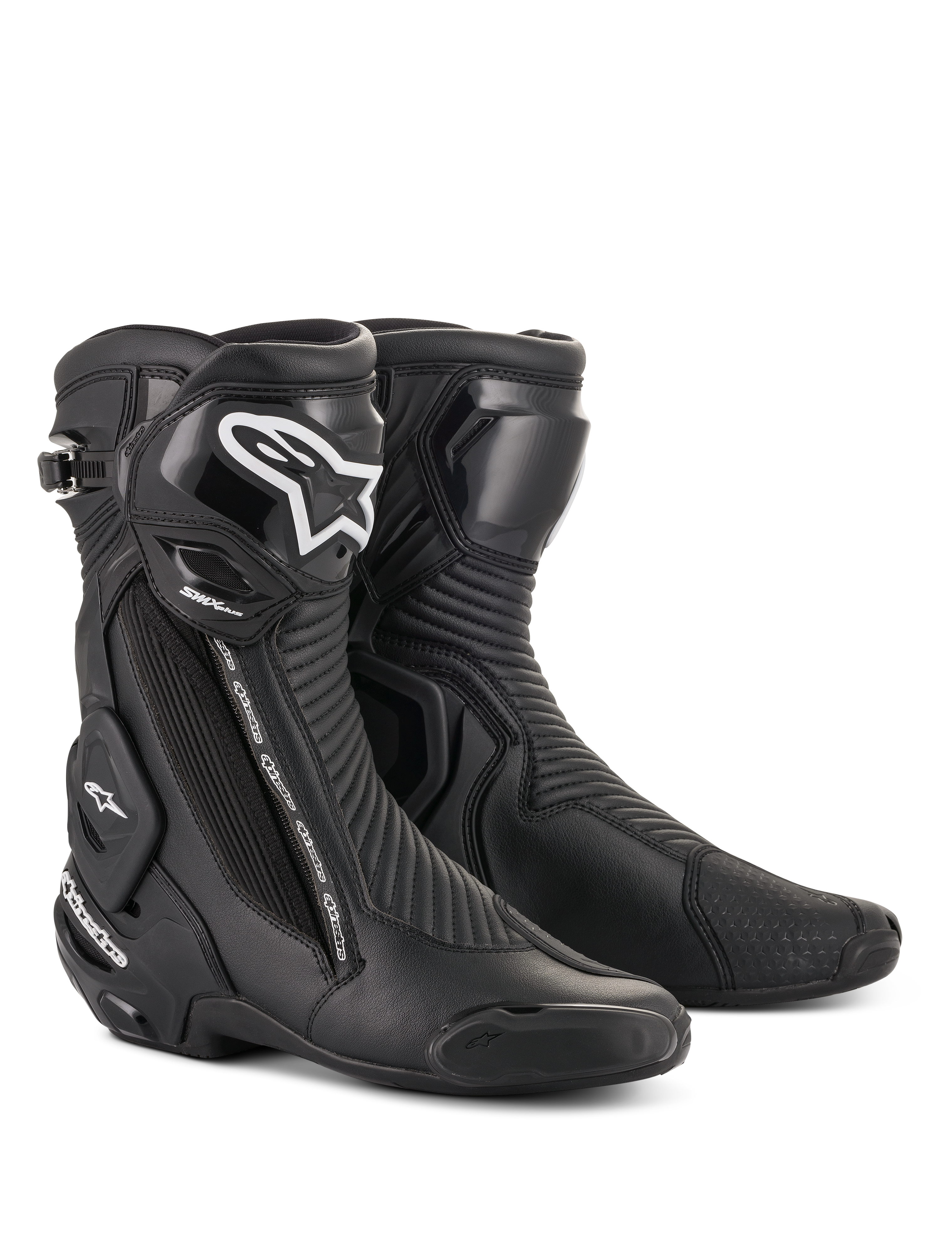 Botas Alpinestars SMX Plus V2, botas de carreras para moto, negras con logo blanco en la espinilla, diseño de caña alta, deslizadores de puntera reforzados y protección de talón, cierre de cremallera lateral, paneles con textura de acordeón para flexibilidad y construcción aerodinámica