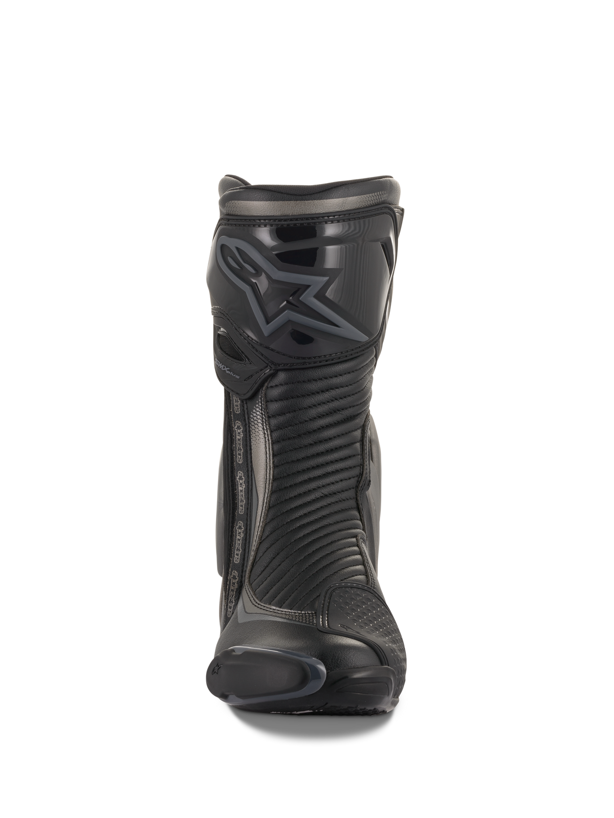 Botas Alpinestars SMX Plus V2, botas de moto para carreras y deporte, negro y gris oscuro, vista frontal con protector de espinilla de TPU contorneado con el logo de Alpinestars, paneles de acordeón flexibles para el movimiento y perfil aerodinámico elegante para una conducción de alto rendimiento.