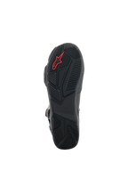 Botas Alpinestars SP-X BOA®, botas de moto negras, vista detallada de la suela de goma con patrones de agarre texturizados, logotipo Alpinestars rojo y diseño de talón asimétrico para estabilidad al caminar.