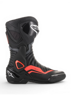 Alpinestars SMX-6 V2 Vented, botas de moto para carreras, negras y grises con detalles rojos fluorescentes, ventilación perforada y paneles protectores en el tobillo y la espinilla