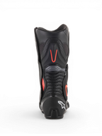 Alpinestars SMX-6 V2 Vented, botas de moto de carreras para hombre negras y grises con detalles rojos fluorescentes, vista trasera con paneles de ventilación perforados y talón protector