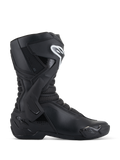 Botas Alpinestars SMX-6 V3, botas de carreras de moto negras, vista de perfil lateral, parte superior de microfibra con refuerzo lateral de tobillo de TPU y protección de espinilla, logo blanco de Alpinestars en la espinilla, deslizador de puntera reemplazable, calzado deportivo de alto rendimiento