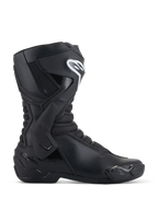 Botas Alpinestars SMX-6 V3, botas de carreras de moto negras, vista de perfil lateral, parte superior de microfibra con refuerzo lateral de tobillo de TPU y protección de espinilla, logo blanco de Alpinestars en la espinilla, deslizador de puntera reemplazable, calzado deportivo de alto rendimiento