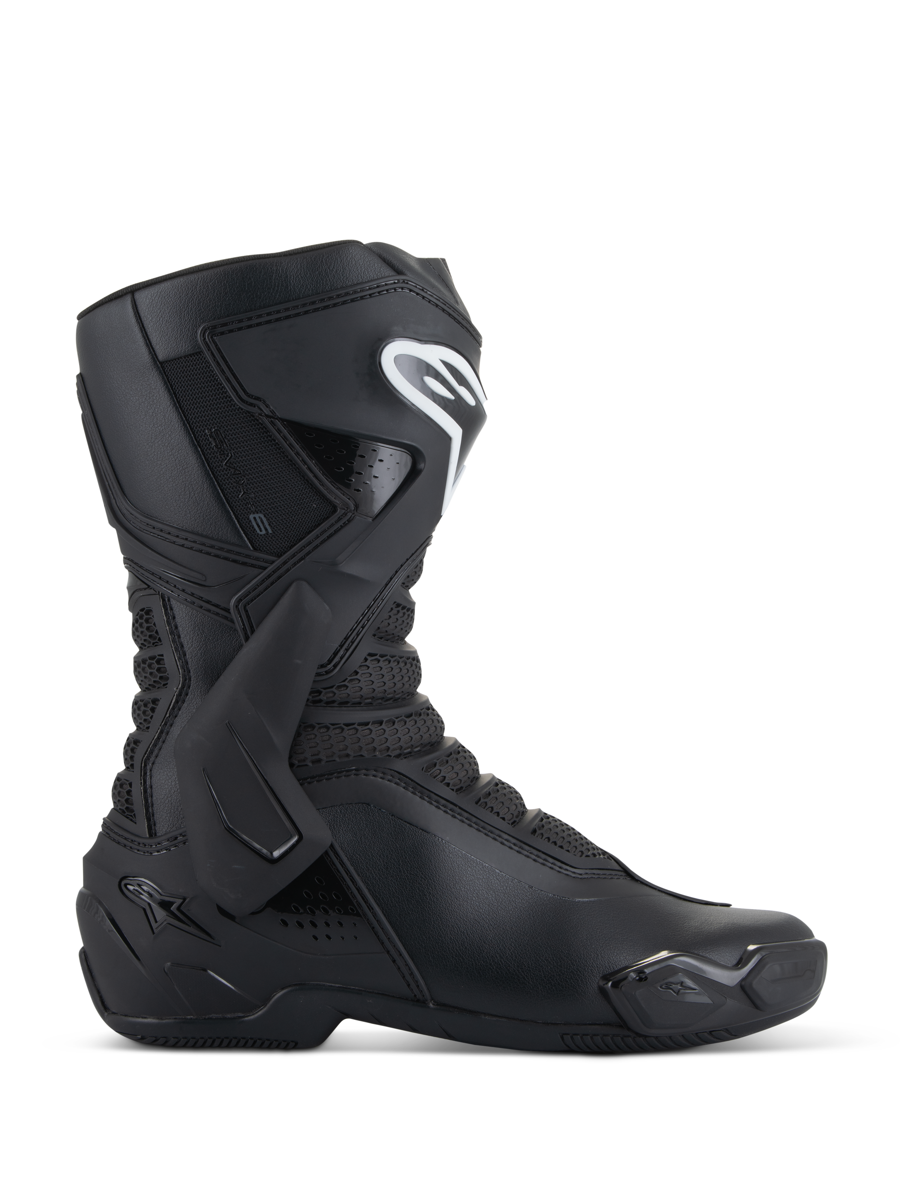 Botas Alpinestars SMX-6 V3, botas de carreras de moto negras, vista de perfil lateral, parte superior de microfibra con refuerzo lateral de tobillo de TPU y protección de espinilla, logo blanco de Alpinestars en la espinilla, deslizador de puntera reemplazable, calzado deportivo de alto rendimiento
