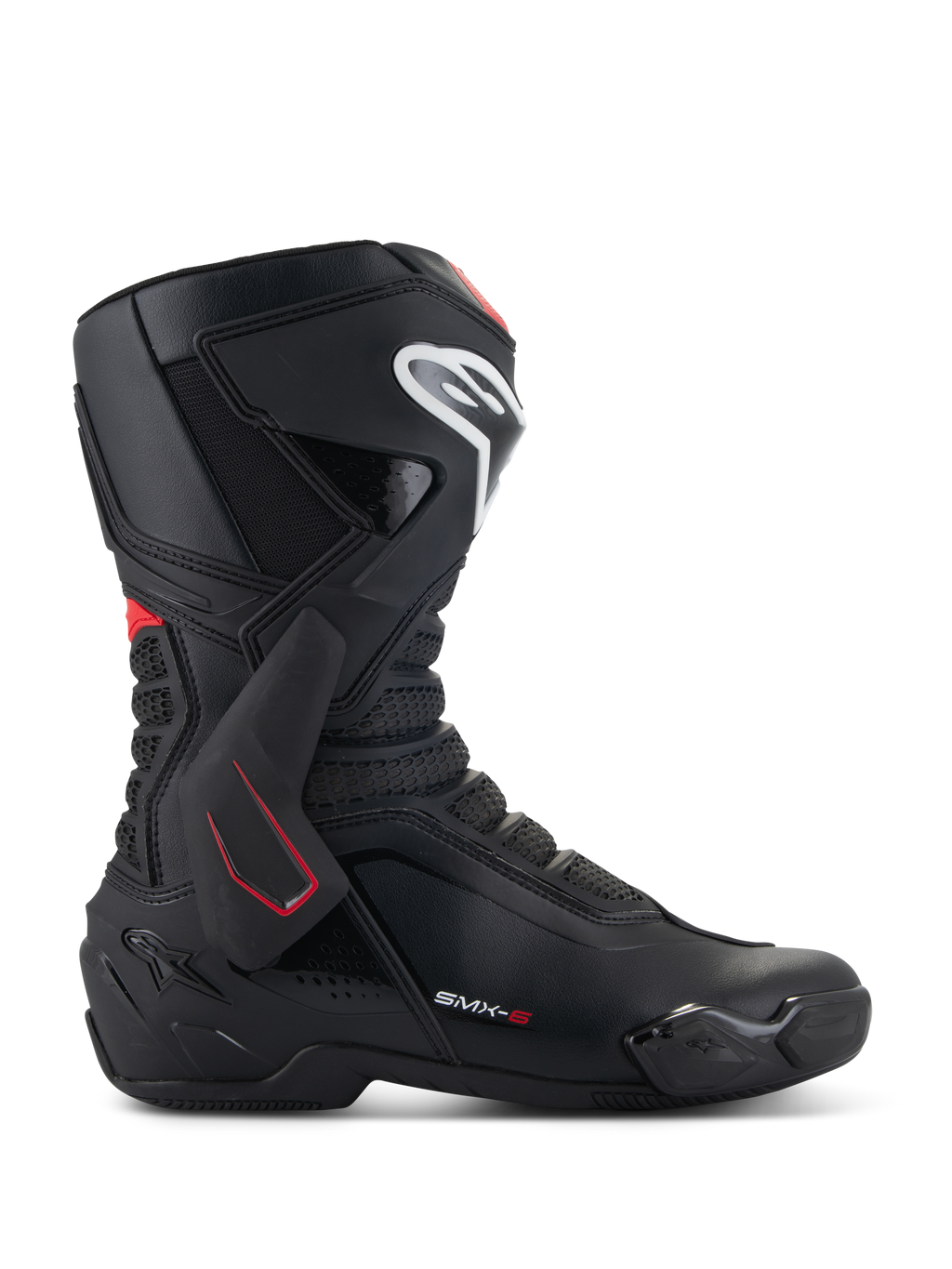 Botas Alpinestars SMX-6 V3, botas de competición para moto, negras con detalles en blanco y rojo, vista lateral con refuerzo de tobillo de TPU, logotipo blanco en la espinilla y zonas de flexión de malla texturizada, diseño aerodinámico deportivo