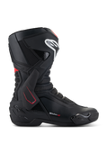 Botas Alpinestars SMX-6 V3, botas de competición para moto, negras con detalles en blanco y rojo, vista lateral con refuerzo de tobillo de TPU, logotipo blanco en la espinilla y zonas de flexión de malla texturizada, diseño aerodinámico deportivo