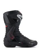 Botas Alpinestars SMX-6 V3, botas de competición para moto, negras con detalles en blanco y rojo, vista lateral con refuerzo de tobillo de TPU, logotipo blanco en la espinilla y zonas de flexión de malla texturizada, diseño aerodinámico deportivo