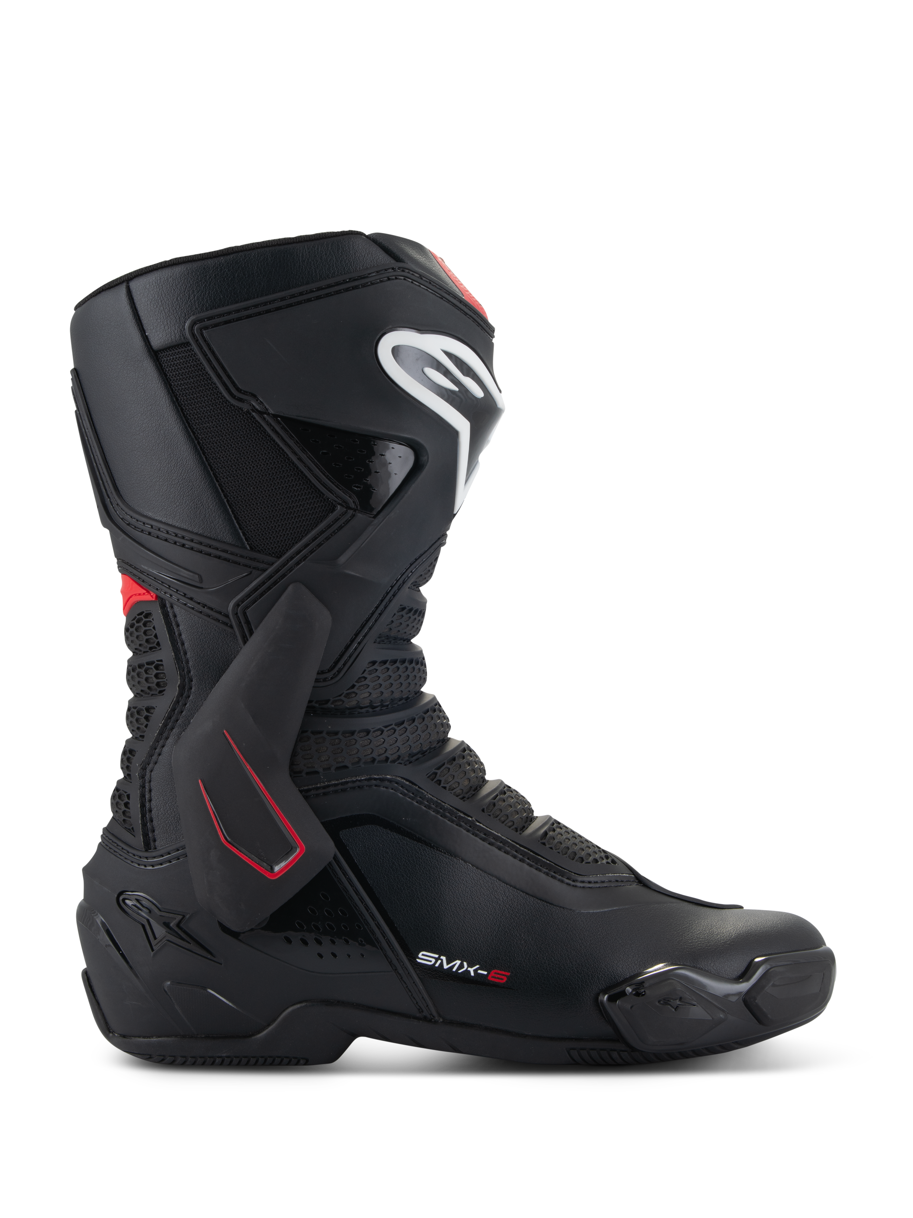 Botas Alpinestars SMX-6 V3, botas de competición para moto, negras con detalles en blanco y rojo, vista lateral con refuerzo de tobillo de TPU, logotipo blanco en la espinilla y zonas de flexión de malla texturizada, diseño aerodinámico deportivo